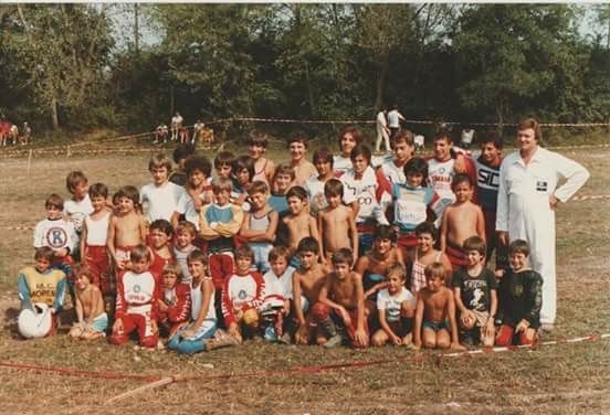Per gentile concessione della famiglia di Maurizio Vivian , pubblichiamo una bella foto che ritrae uno dei fondatori della pista, insieme a tanti bambini a significare quanto fosse appassionato di questo sport e quanto dedizione avesse nei confronti dei primi mini crossisti. Se qualcuno si riconoscesse nella foto c'è lo segnali .